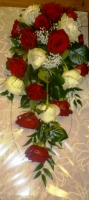 BR7 RED AND IVORY ROSE ELEGANT SHOWER BOUQUET